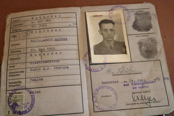 alte Kennkarte eines Mannes aus Hannover , ausgestellt am 24.07.1945